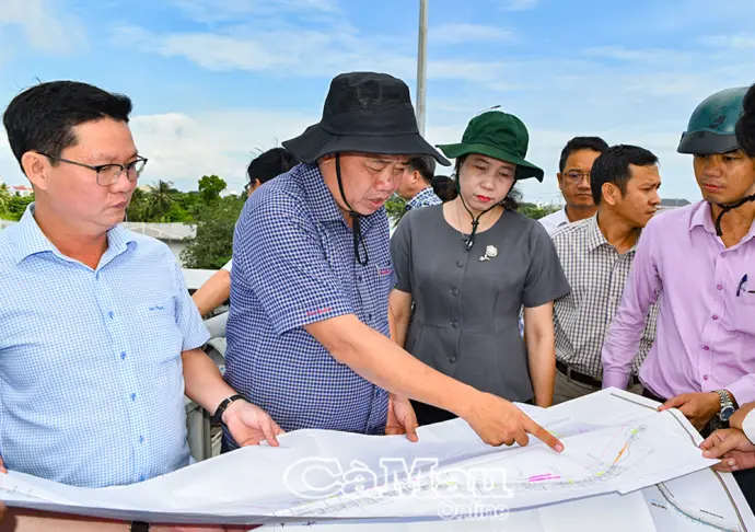 Phó Bí thư Thường trực Tỉnh uỷ Huỳnh Quốc Việt  kiểm tra các dự án trọng điểm