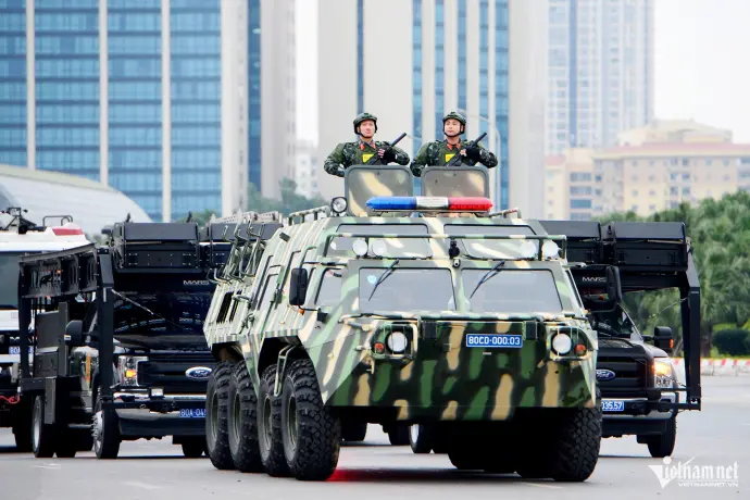 Hàng nghìn cảnh sát với khí tài hiện đại diễn tập bảo vệ Đại hội XIV của Đảng