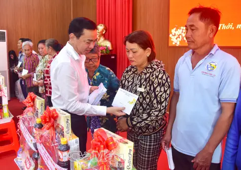 Trưởng Ban Tổ chức Tỉnh uỷ Phan Thanh Duy trao quà Tết tại xã Châu Thới