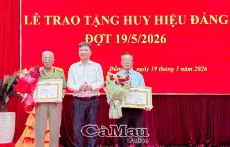 Trang trọng trao tặng Huy hiệu Đảng nhân dịp 19/5