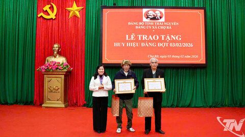 Đồng chí Đỗ Thị Minh Hoa trao Huy hiệu Đảng, tặng quà Tết tại xã Chợ Rã