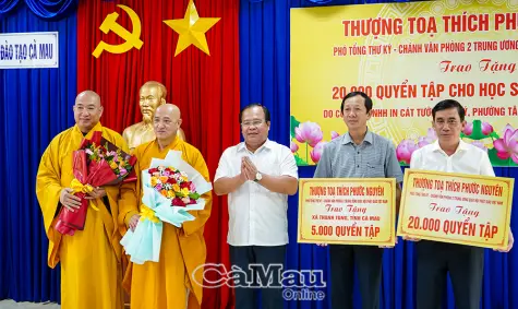Tiếp nhận 20.000 quyển tập do Thượng toạ Thích Phước Nguyên trao tặng