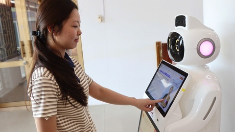 Robot AI lần đầu vận hành tại Trung tâm hành chính công xã Võ Nhai