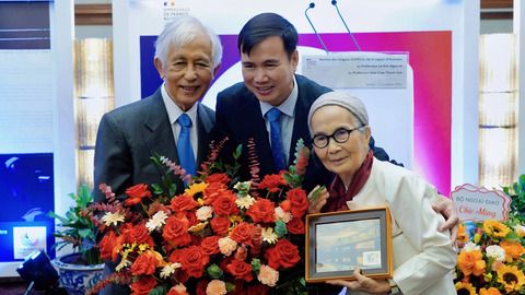 Thứ trưởng Bùi Thế Duy dự Lễ trao Huân chương Bắc đẩu Bội tinh bậc Sĩ quan cho vợ chồng Giáo sư Trần Thanh Vân và Lê Kim Ngọc