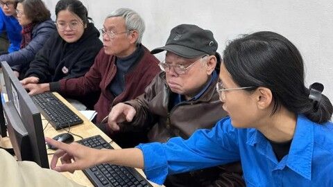 Khi người lớn tuổi bước vào “thế giới số”