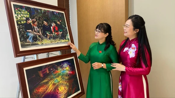 Sắc màu Lào Cai trong không gian triển lãm bên lề Đại hội