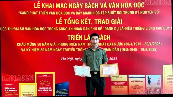 Trung uý Lạc Chung Hiếu say mê văn hoá đọc