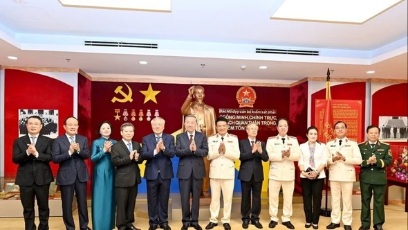 Xây dựng Đảng về đạo đức từ đội ngũ cán bộ bản lĩnh, tinh thông