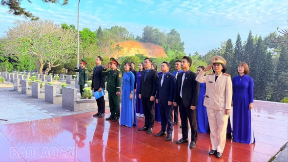 Tỉnh đoàn dâng hương, báo công Bác và các anh hùng liệt sĩ trước thềm Đại hội đại biểu Đoàn TNCS Hồ Chí Minh tỉnh Lào Cai lần thứ I