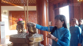 Hội Liên hiệp Phụ nữ tỉnh dâng hương, báo công lên Bác