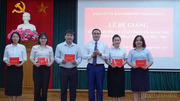 Lào Cai: 49 học viên hoàn thành lớp bồi dưỡng lý luận chính trị dành cho đảng viên mới khóa I, nhiệm kỳ 2025 – 2030