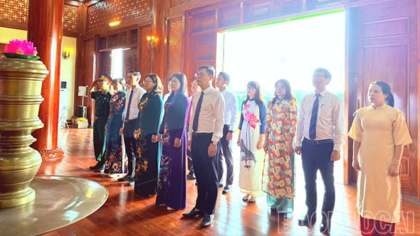 Đoàn đại biểu Hội nghị điển hình tiên tiến MTTQ Việt Nam tỉnh dâng hương báo công Chủ tịch Hồ Chí Minh