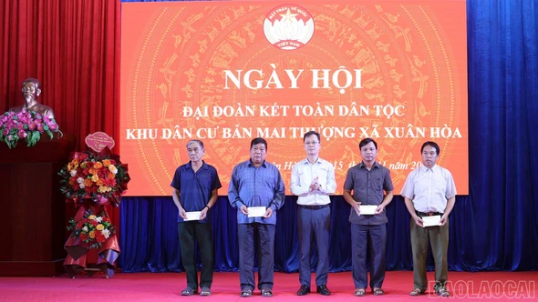 Phó Chủ tịch UBND tỉnh Nguyễn Thành Sinh dự Ngày hội Đại đoàn kết tại bản Mai Thượng, xã Xuân Hòa