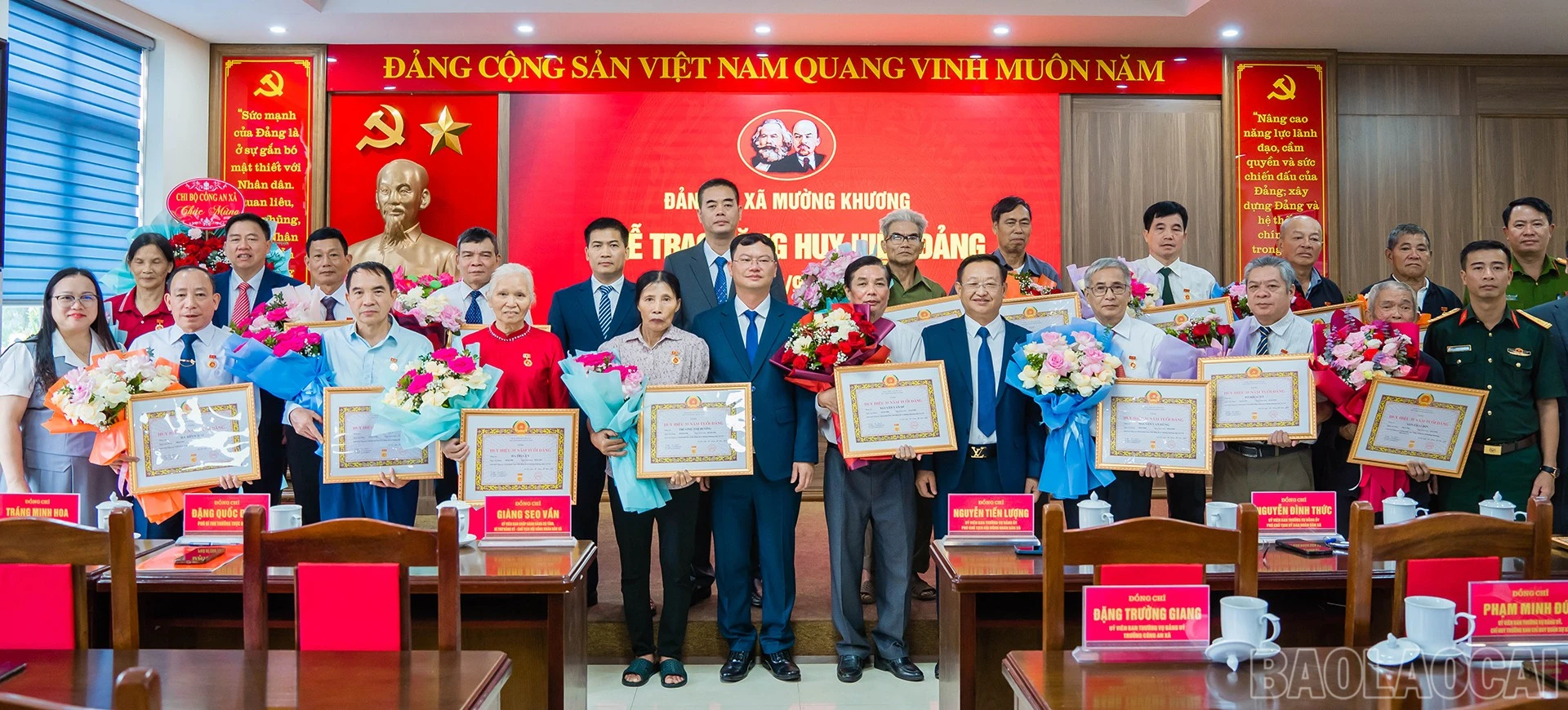 Xã Si Ma Cai và Mường Khương trao tặng Huy hiệu Đảng đợt 2/9