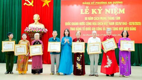 2.668 đảng viên ở Hải Phòng được tặng, truy tặng Huy hiệu Đảng dịp Quốc khánh