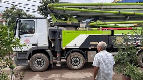 Xe tải nặng rầm rập trên phố Trần Minh Thắng