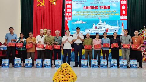 Bộ Tư lệnh Vùng Cảnh sát biển 1 trao hơn 200 suất quà trong Chương trình “Cảnh sát biển đồng hành với ngư dân”