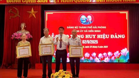 Đồng chí Bùi Văn Thăng trao Huy hiệu Đảng cho đảng viên ở xã Kiến Minh