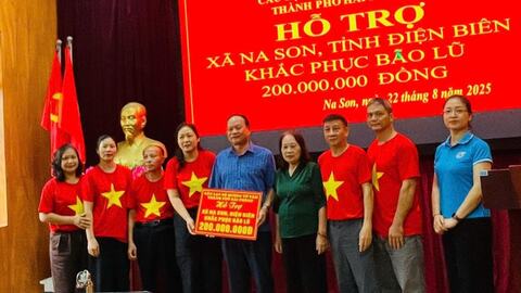 Trao quà hỗ trợ người dân vùng lũ Na Son (Điện Biên)