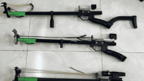 Người dân xã Khúc Thừa Dụ giao nộp 3 khẩu súng tự chế