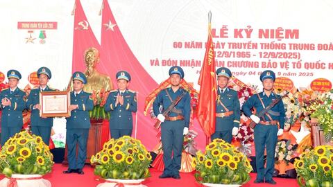 Trung đoàn Tên lửa 285 đón nhận Huân chương Bảo vệ Tổ quốc hạng ba