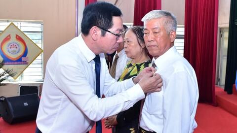 Đảng bộ các xã, phường Lê Ích Mộc, Đồ Sơn, Đông Hải, Kiến Hải trao Huy hiệu Đảng cho đảng viên