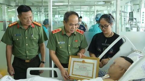 Trao bằng khen tặng cảnh sát cơ động dũng cảm ngăn 'quái xế' tại buổi hợp luyện A80