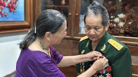 Vinh dự, tự hào nhận Huy hiệu Đảng  dịp Tết Độc lập