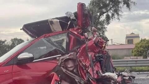 Ô tô con bẹp rúm sau cú va chạm trên cao tốc Hà Nội - Hải Phòng