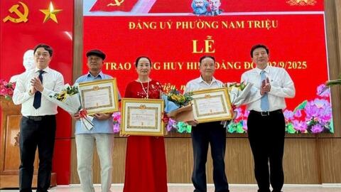 Đồng chí Nguyễn Quang Phúc trao Huy hiệu Đảng cho đảng viên phường Nam Triệu