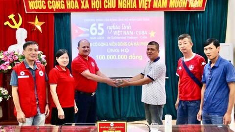 Hội Cổ động viên bóng đá Hải Phòng trao 100 triệu đồng ủng hộ người dân Cuba
