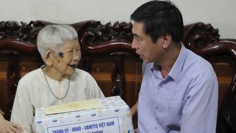 Đồng chí Nguyễn Văn Phú thăm, tặng quà 4 Bà mẹ Việt Nam anh hùng