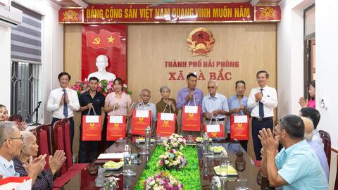 Trao 20 suất quà tặng gia đình chính sách ở xã Hà Bắc