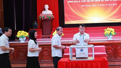 Trường Đại học Sao Đỏ ủng hộ đồng bào vùng lũ 140 triệu đồng