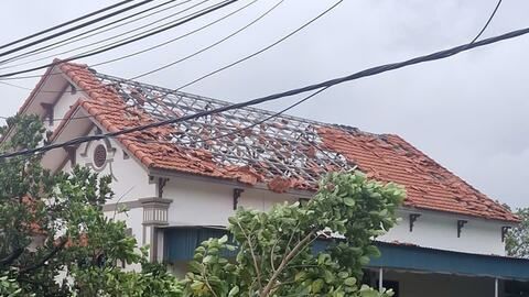 Lốc xoáy làm tốc mái nhà dân phường Chu Văn An