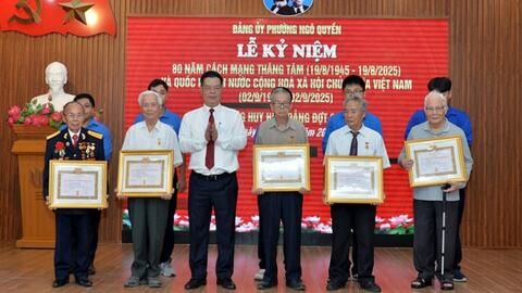 Đồng chí Phạm Văn Thép trao Huy hiệu Đảng ở phường Ngô Quyền