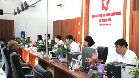 Xã Trường Tân hỗ trợ người dân làm thủ tục chứng thực qua Zalo