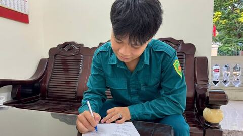 Thanh niên Hải Phòng hăng hái viết đơn tình nguyện nhập ngũ