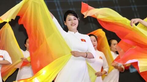 Người dân phấn khởi khi biết được tặng 100.000 đồng dịp Tết Độc lập