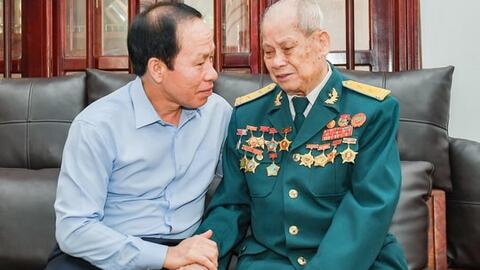 Bí thư Thành uỷ Lê Tiến Châu thăm, tặng quà người có công ở phường Thành Đông