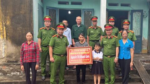 Công an xã Hà Nam nhận đỡ đầu 2 cháu nhỏ