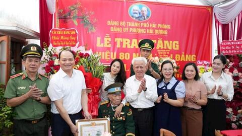 Đồng chí Nguyễn Đình Chuyến trao Huy hiệu Đảng cho đảng viên lão thành phường Hải Dương