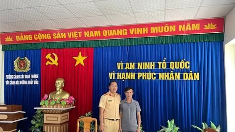 Kịp thời cứu người nhảy sông Văn Úc trong đêm