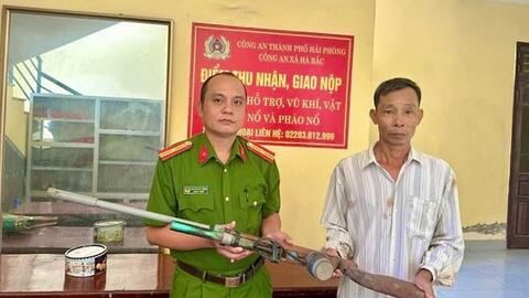 Phát hiện súng tự chế trong vườn ổi, người dân mang giao nộp công an