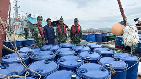 Tạm giữ 4 tàu cá vận chuyển 95.000 lít dầu DO không rõ nguồn gốc