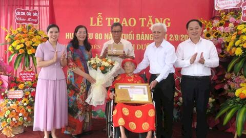 Trao Huy hiệu 80 năm tuổi Đảng cho đồng chí Phạm Thị Dưỡng