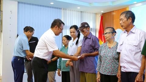 Trao 100 triệu đồng tặng học sinh, người có hoàn cảnh khó khăn ở đặc khu Cát Hải