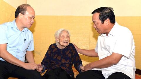 Chủ tịch HĐND thành phố Lê Văn Hiệu thăm, tặng quà Bà mẹ Việt Nam anh hùng