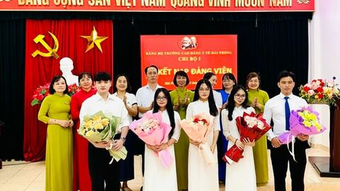 Nhiều sinh viên Trường Cao đẳng y tế Hải Phòng được kết nạp vào Đảng