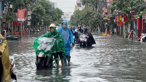 Mưa trắng trời, nhiều tuyến phố Hải Phòng bị ngập
